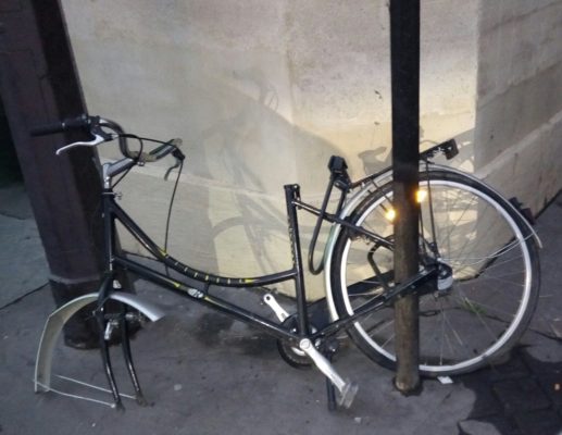 Nos vélos, on y tient, ici un vélo sans roue avant ni selle, enlevées par le propriétaire ou volées ?
