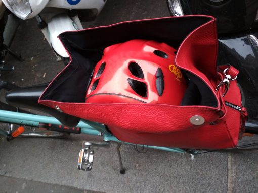 sac ARTEMISIA de Cyclamelle ouvert, avec un casque de cycliste