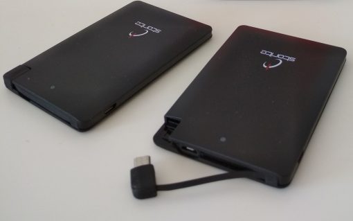 batterie de poche pour smartphone, vue du port USB et du cordon intégré pour recharger un accessoire rechargeable par USB