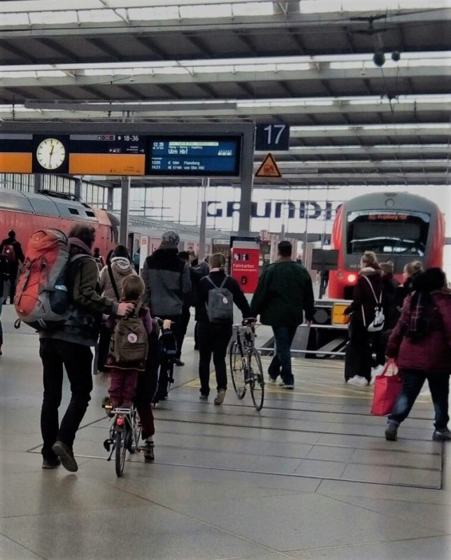 la vie avant et après le bureau : gare, voyageurs, vélos, trains