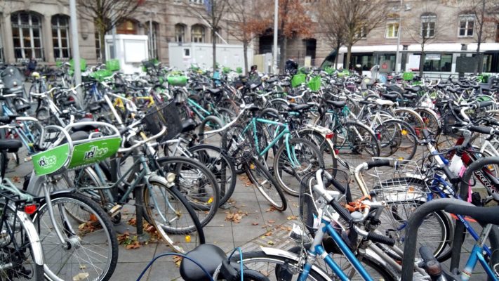 stationnement des vélos devant la gare de Strasbourg