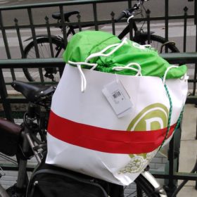 gros portage sur un porte-bagages de vélo