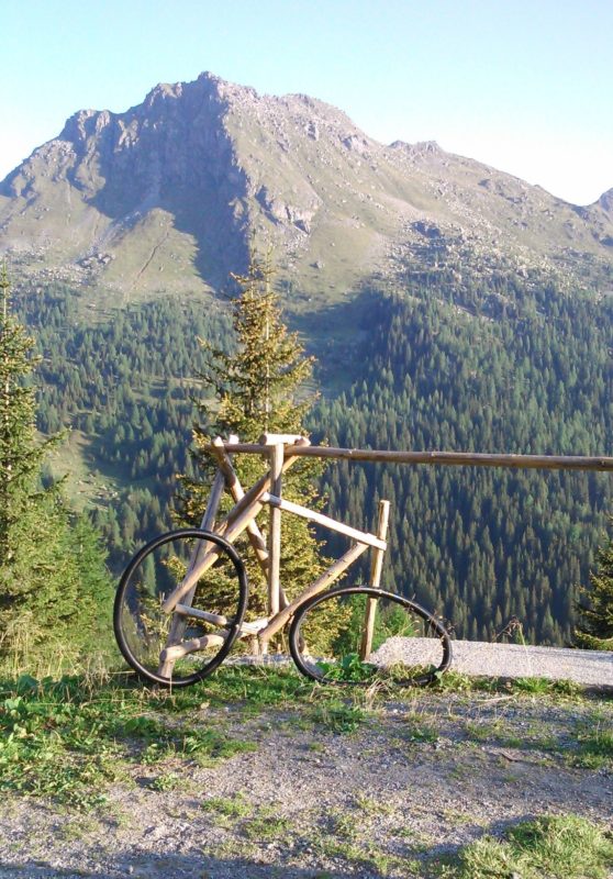 vélo en bois et vue sur la montagne