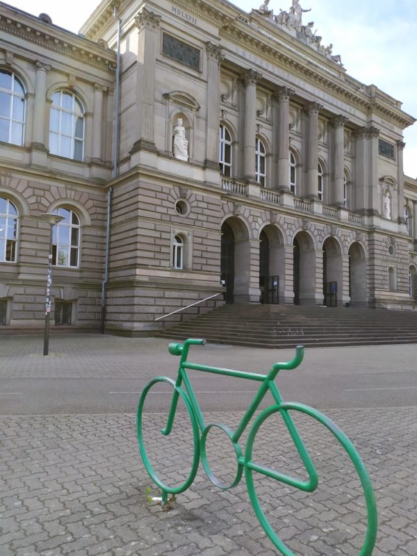 sculpture en métal verte devant l'université de Strasbourg