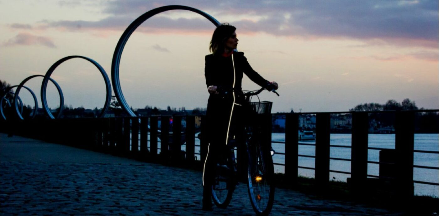 cycliste femme à vélo, visibilité de nuit