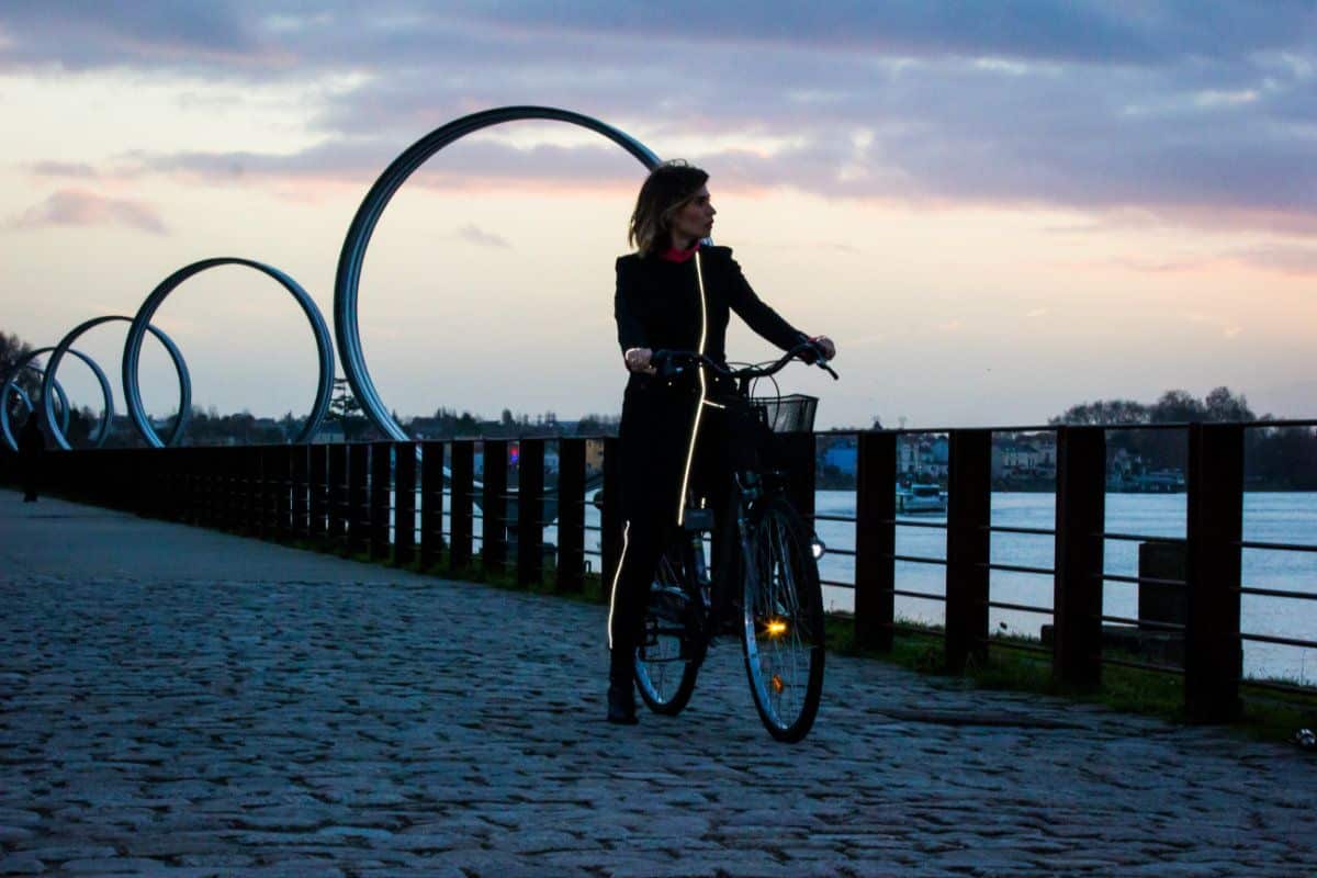 femme à vélo chic et visible de nuit