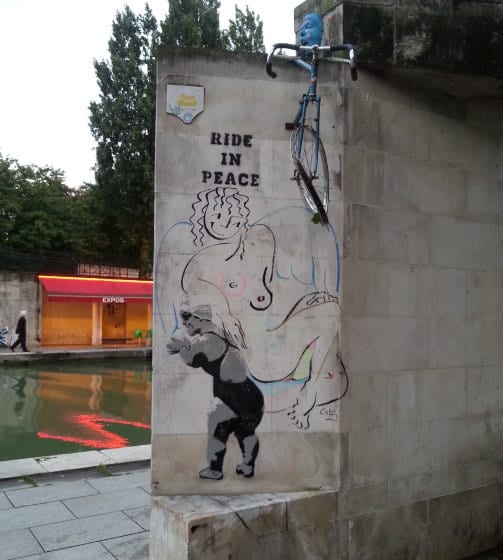 Ride in peace, accrochage au bord du canal Saint-Martin, près de la place Stalingrad, à Paris